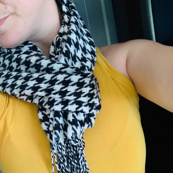 Houndstooth Scarf - Picture 2 of 2